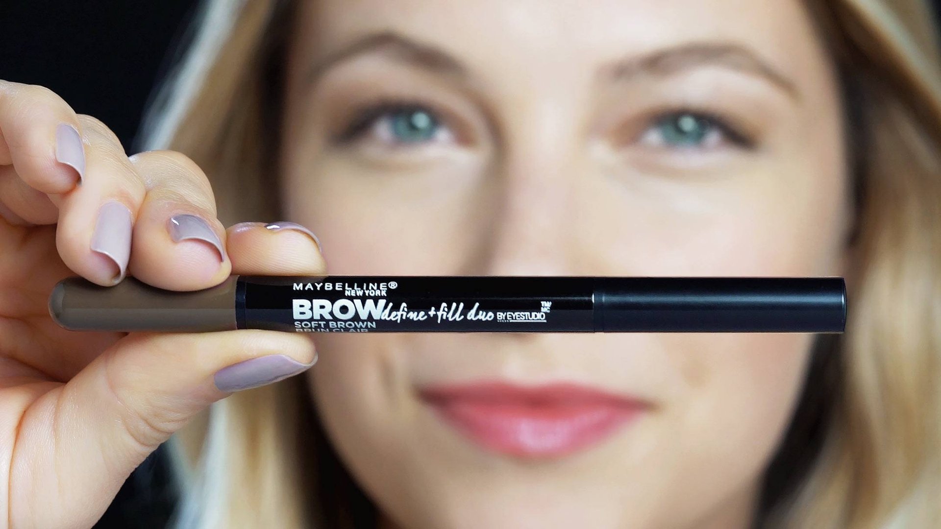 Focus sur un produit Maybelline Brow Define and Fill Duo, tenu par une femme blonde